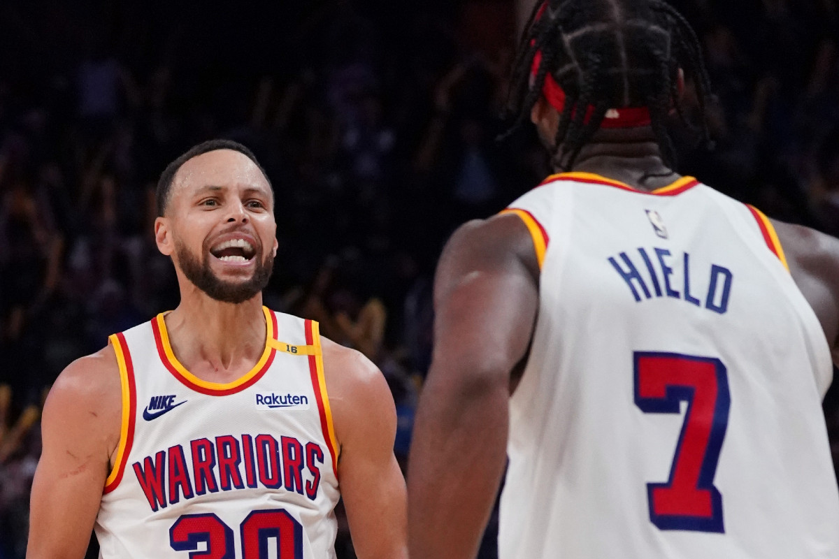 Buddy Hield et Stephen Curry avec les Warriors