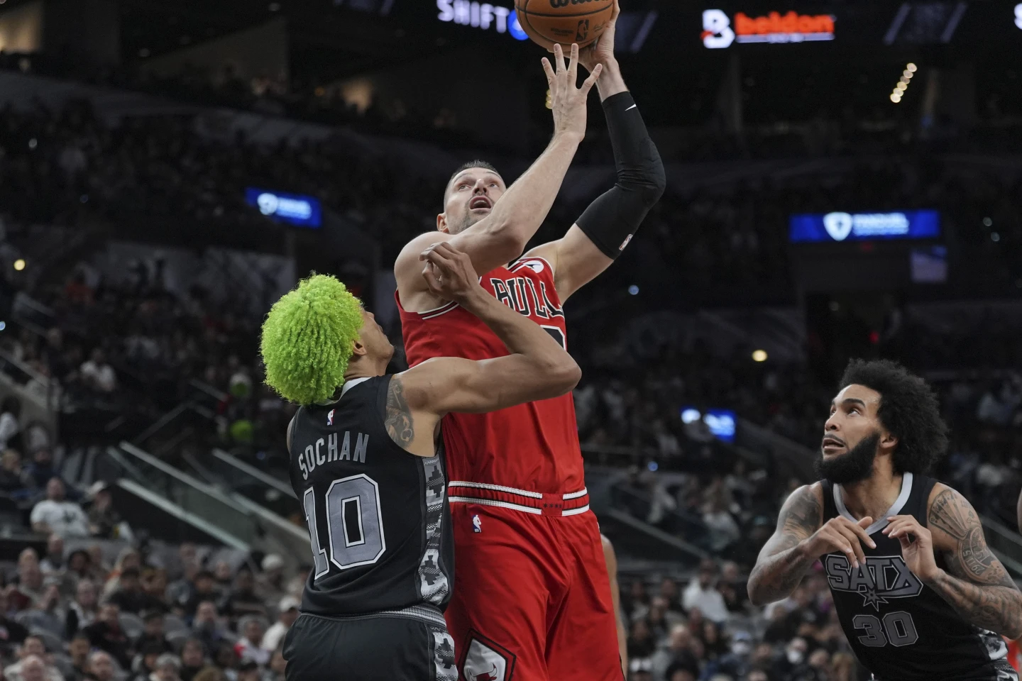 Nikola Vucevic face aux Spurs