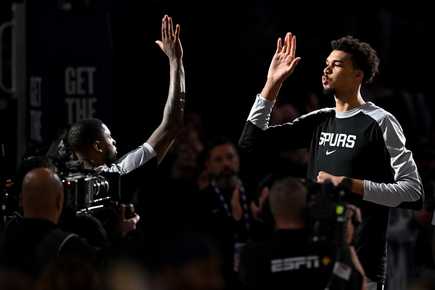 Victor Wembanyama et les Spurs lors du premier NBA Paris Game 2025