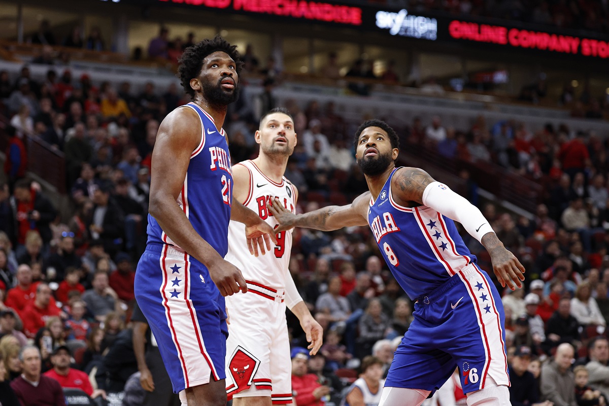 Joel Embiid et Paul George (Sixers) contre les Bulls