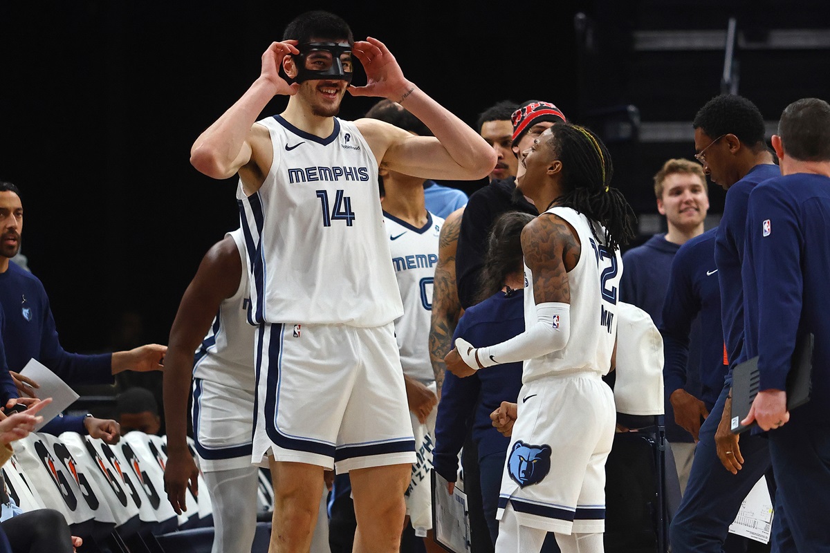 Ja Morant et Zach Edey
