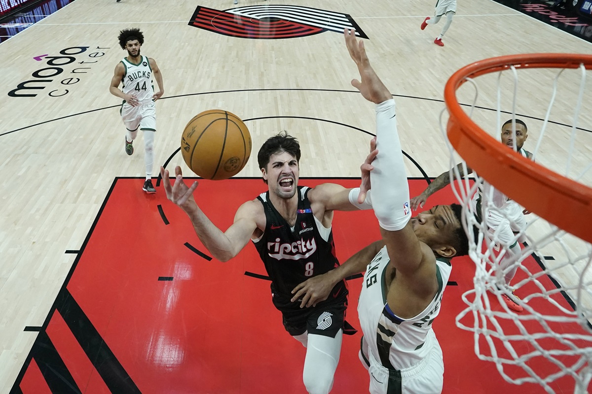 Deni Avdija (Blazers) contre les Bucks