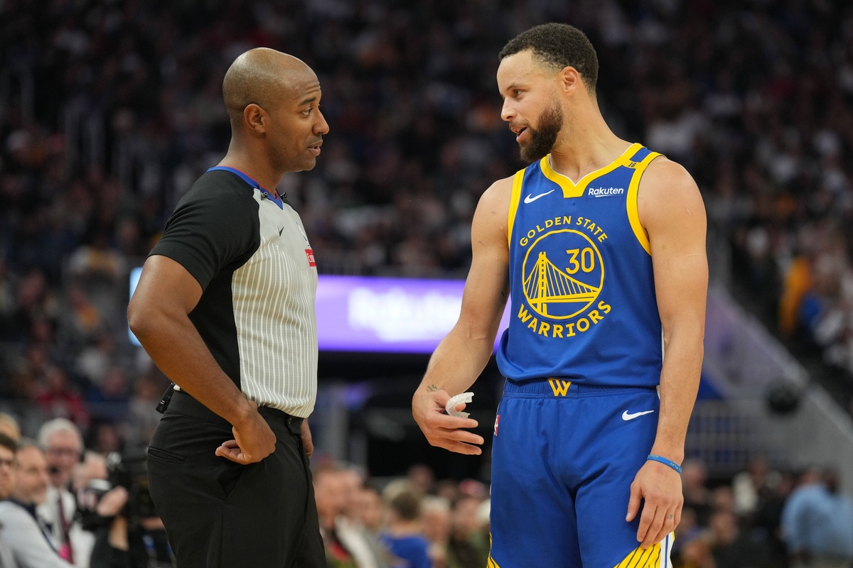 Stephen Curry avec un arbitre