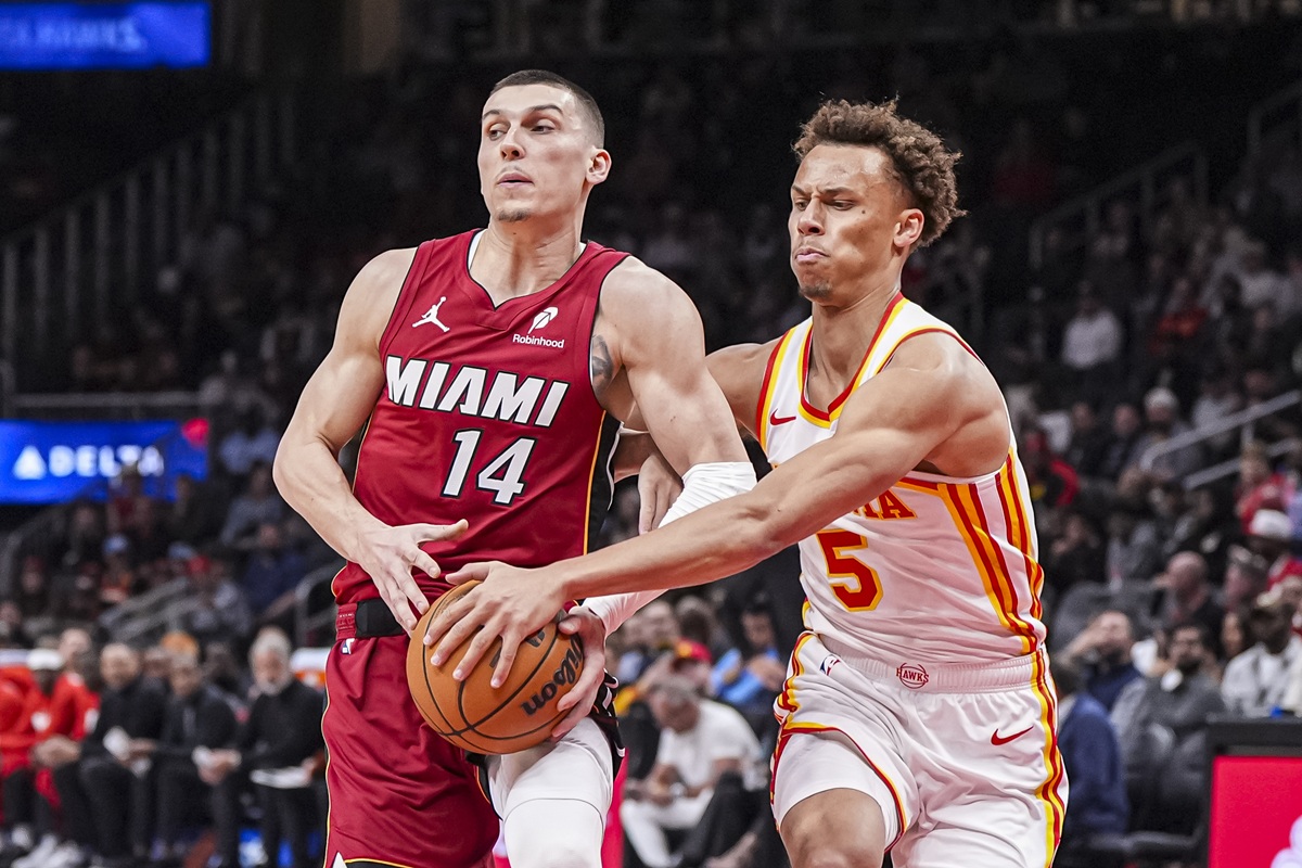 Dyson Daniels (Hawks) en défense contre le Heat de Tyler Herro