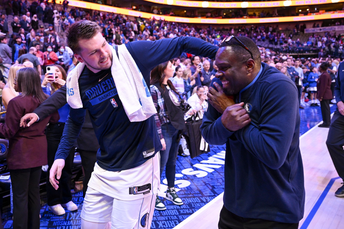 Darrell Armstrong avec Luka Doncic
