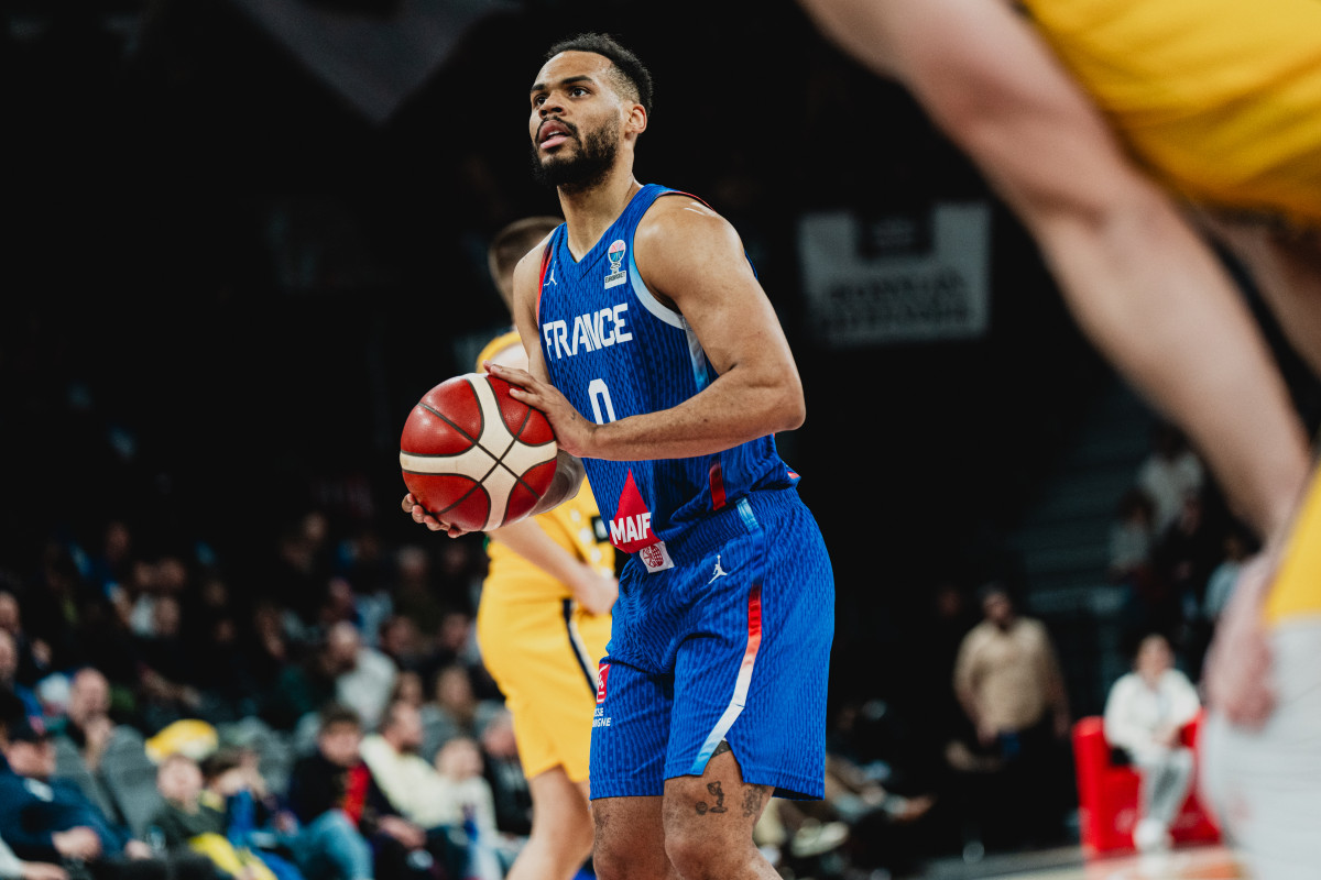 Elie Okobo avec l'Equipe de France