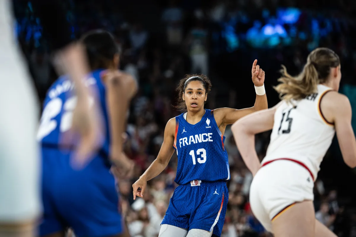 Janelle Salaün avec l'équipe de France contre l'Allemagne aux JO (crédit : FIBA)