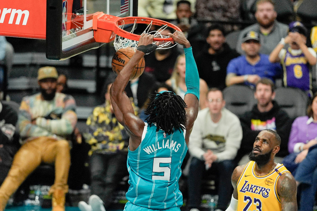 Mark Williams face aux Lakers