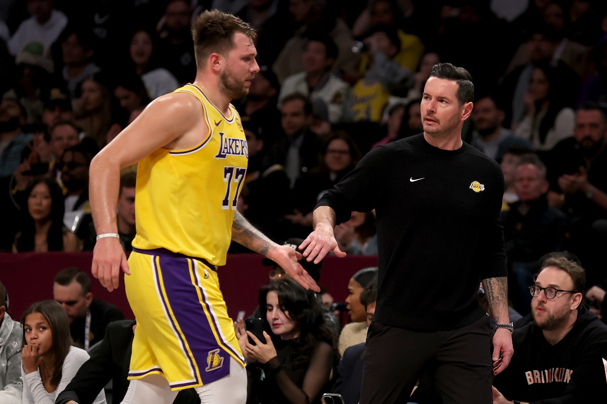 JJ Redick avec Luka Doncic (Lakers) contre les Nets
