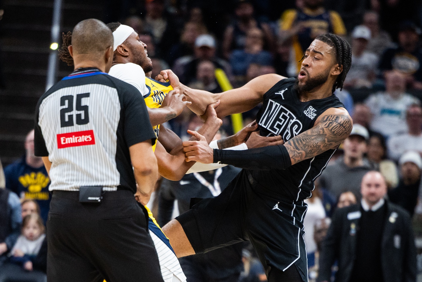 Trendon Watford face à Andrew Nembhard et les Pacers