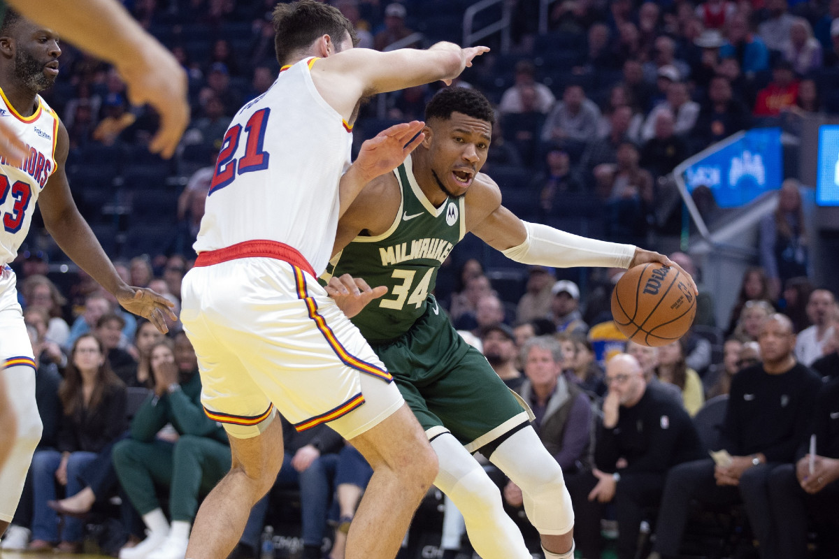 Giannis Antetokounmpo et les Bucks face aux Warriors