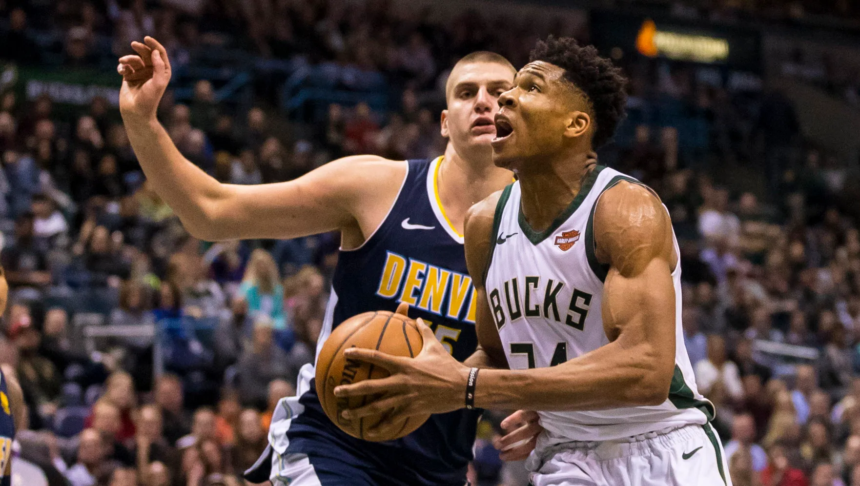 Giannis Antetokounmpo et Nikola Jokic en NBA
