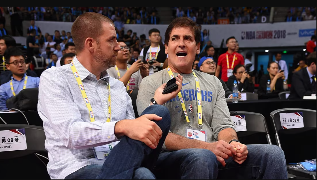 Tim MacMahon avec Mark Cuban parlant de Luka Doncic