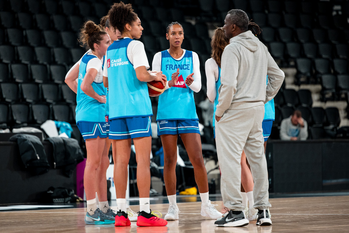 Marième Badiane et Janelle Salaün avec les Bleues