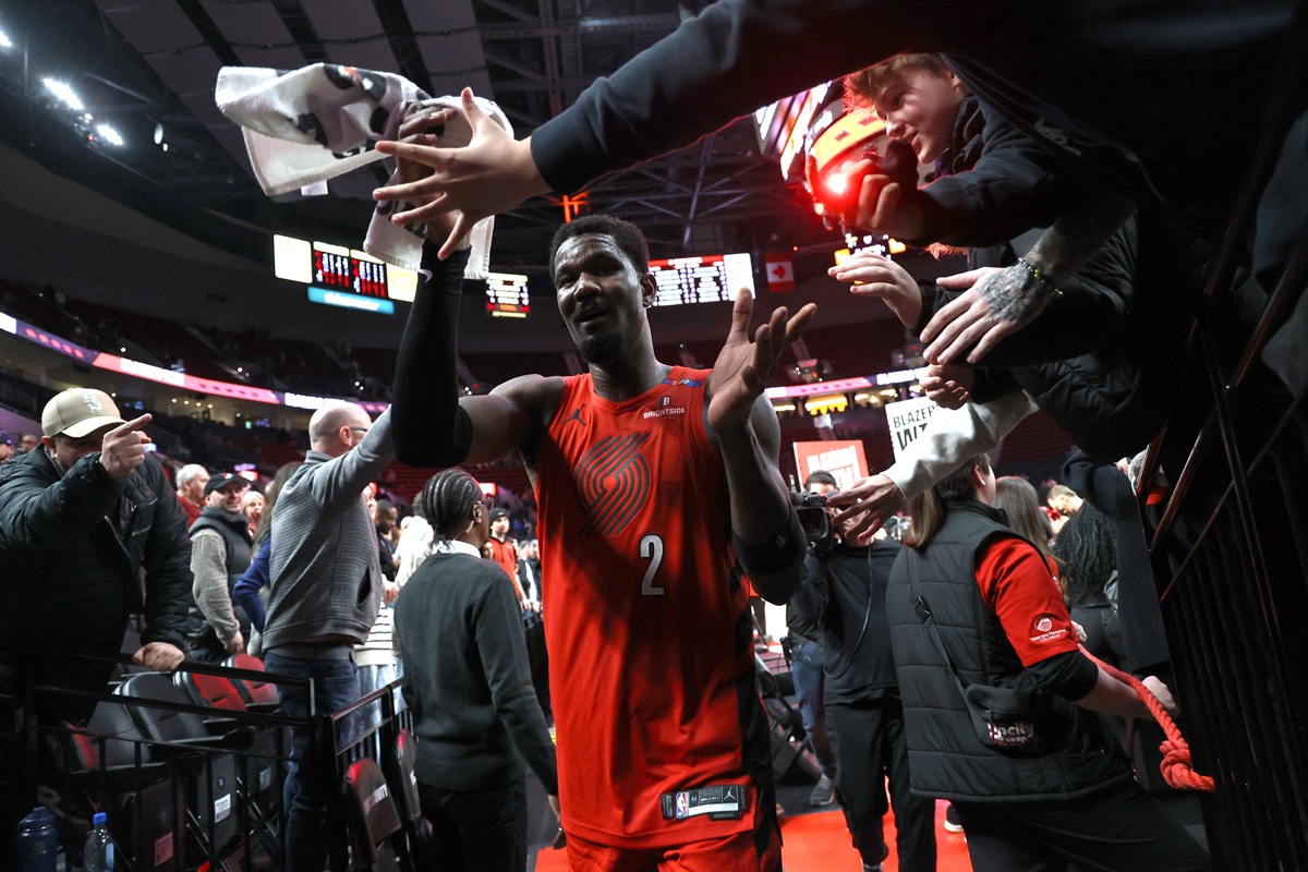 Deandre Ayton avec les Blazers