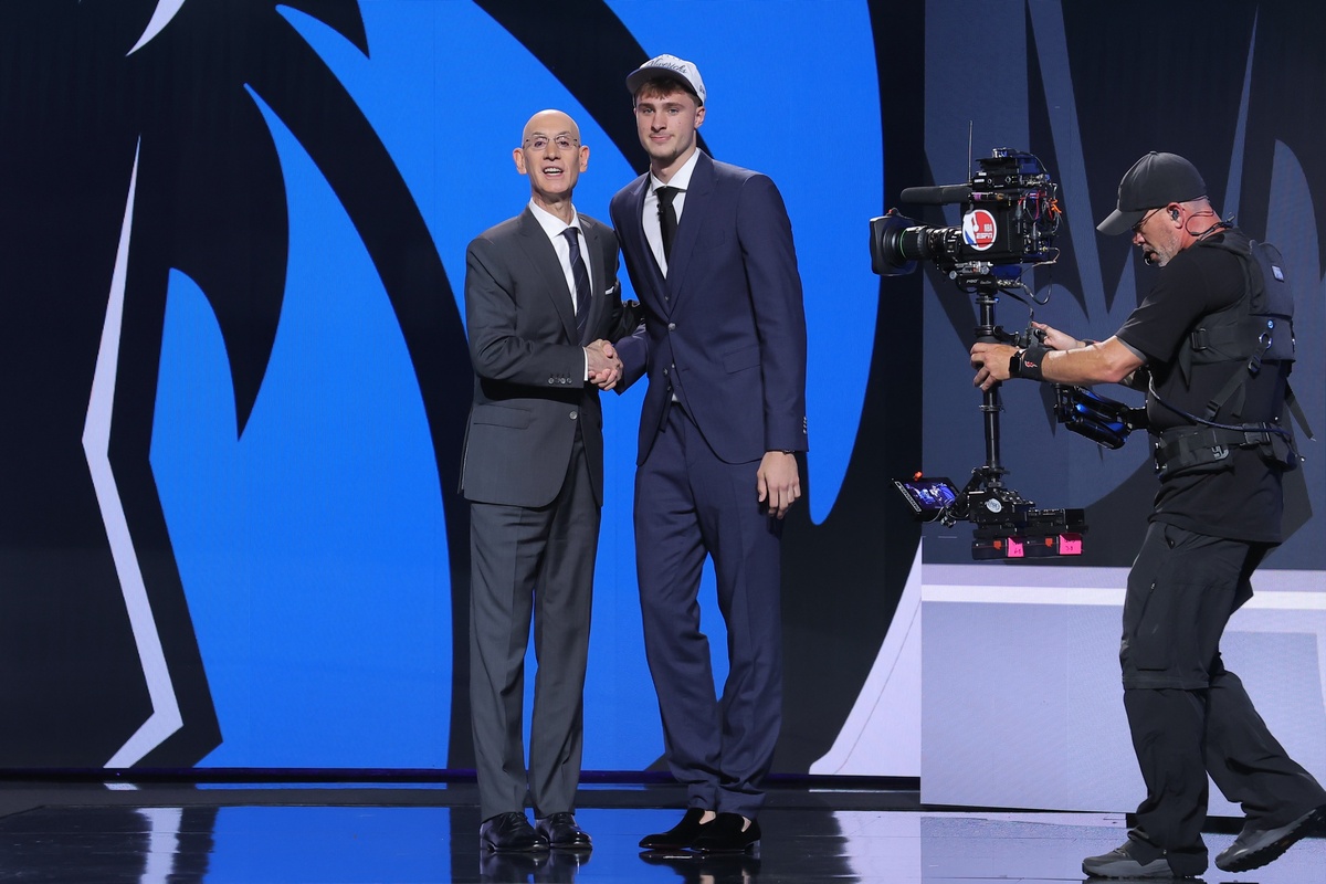 Cooper Flagg avec Adam Silver