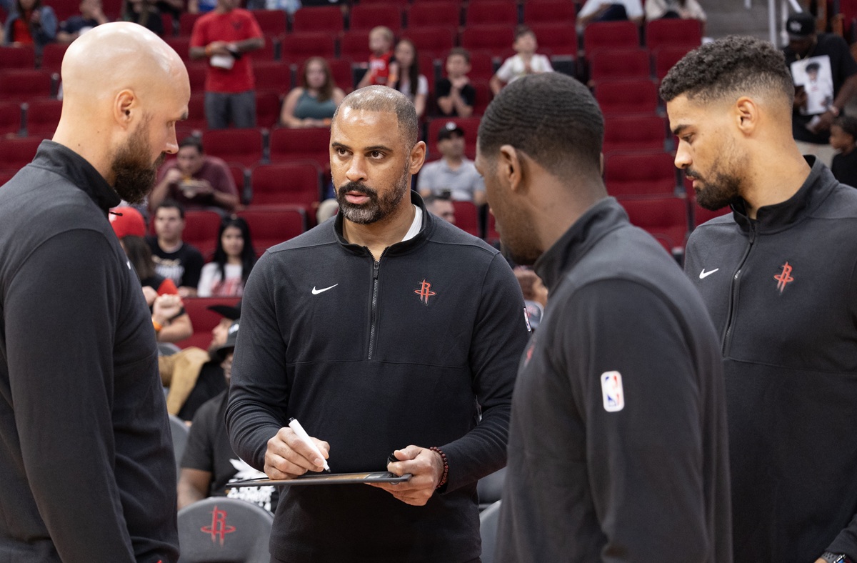 Ime Udoka entouré de ses assistants chez les Rockets Ben Sullivan, Mike Moser, et Garrett Jackson