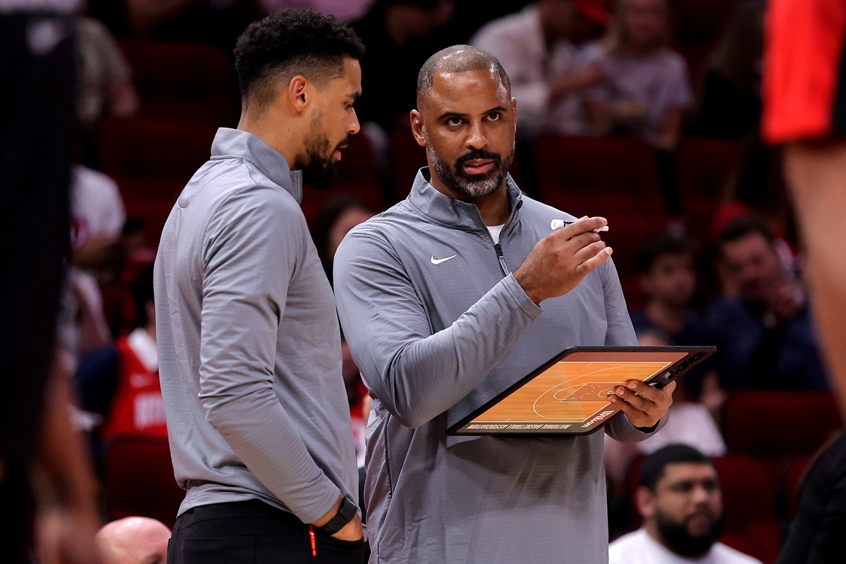 Le coach des Rockets Ime Udoka et son assistant Garrett Jackson