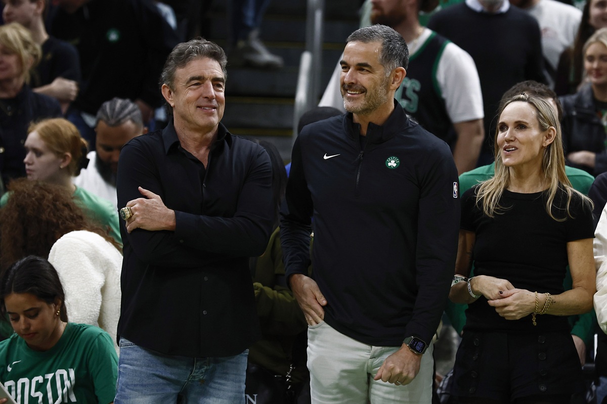 Le nouveau propriétaire des Celtics Bill Chisholm (à droite) aux côtés de Wyc Grousbeck, son prédecesseur