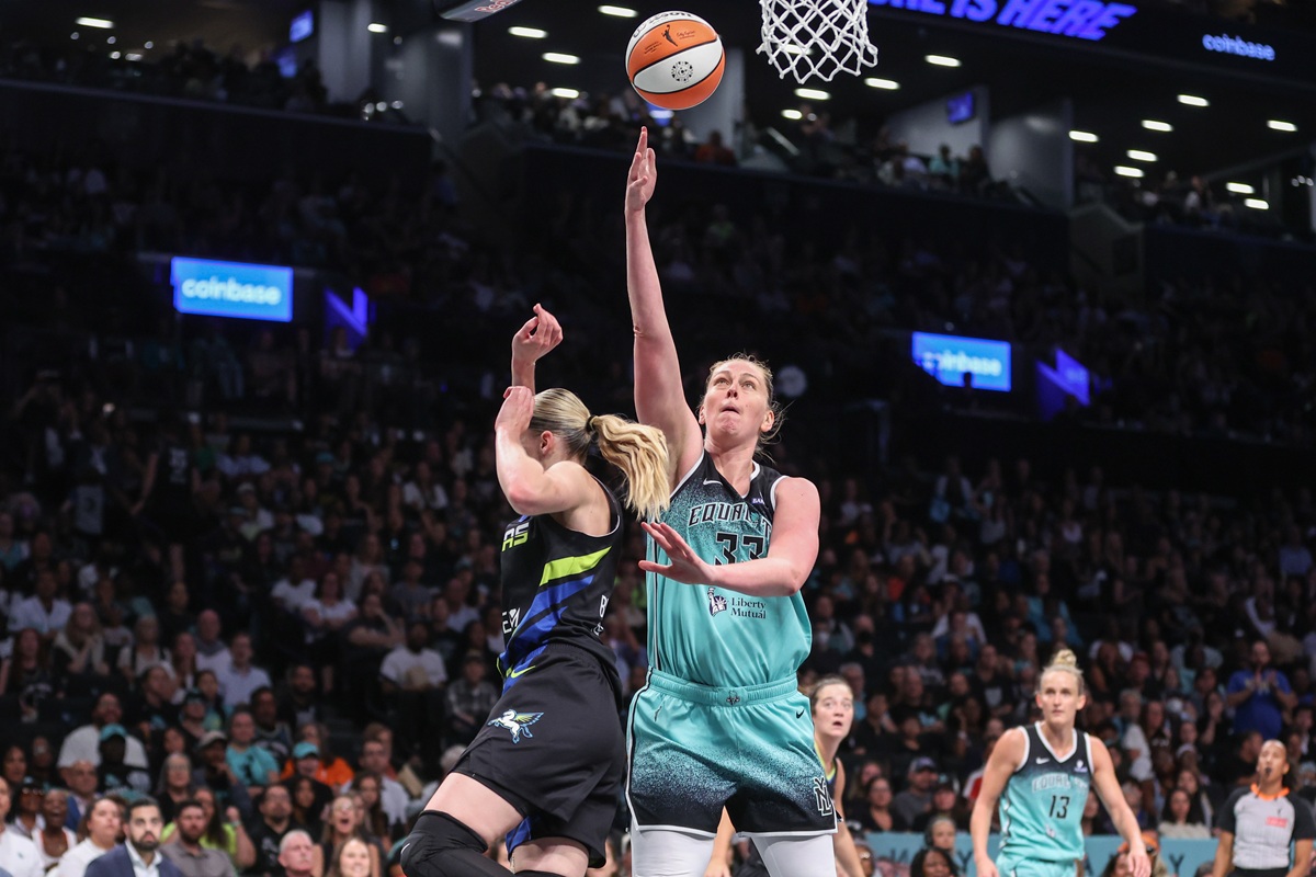 Emma Meesseman (Liberty) contre les Wings