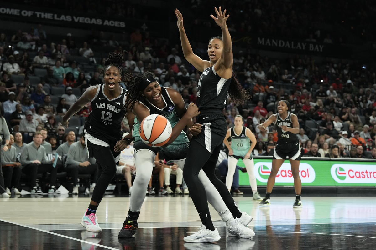 Jonquel Jones (Liberty) s'empêtre dans la défense des Aces, le 13 août 2025