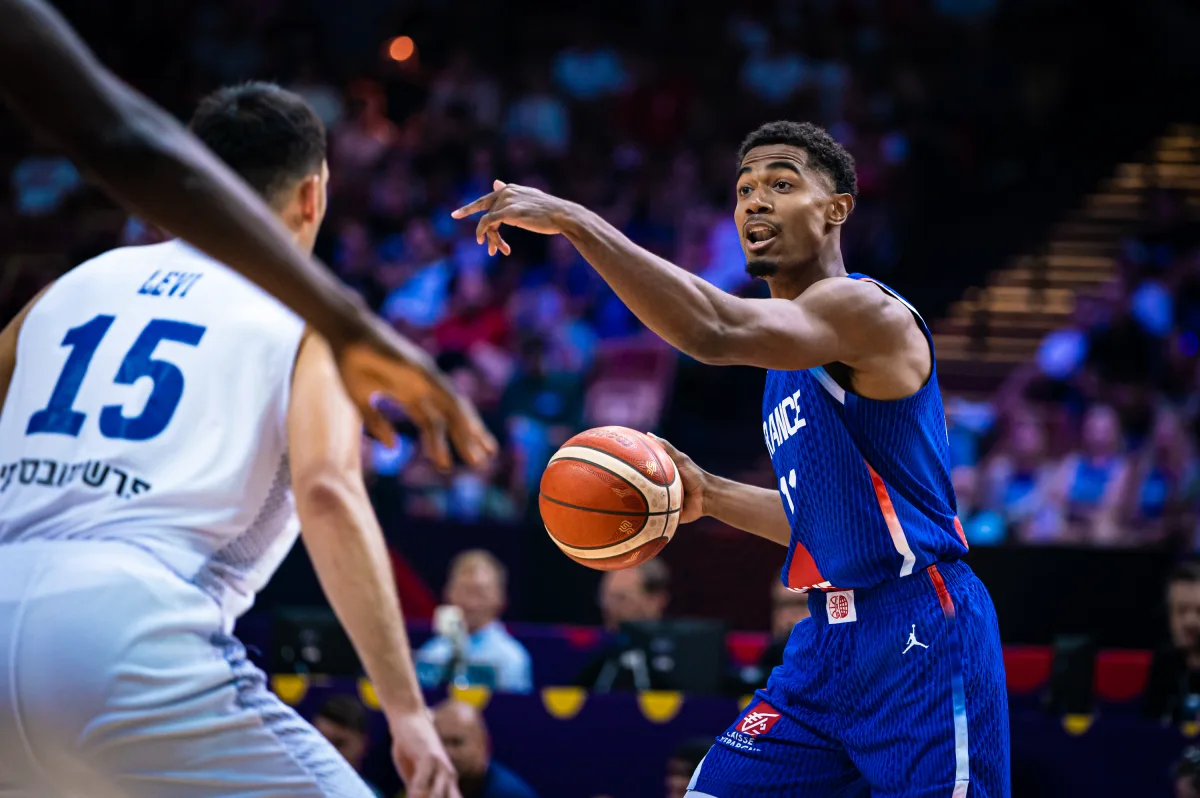 Théo Maledon (France) contre Israël lors de l'Euro 2025 (crédit photo : FIBA)