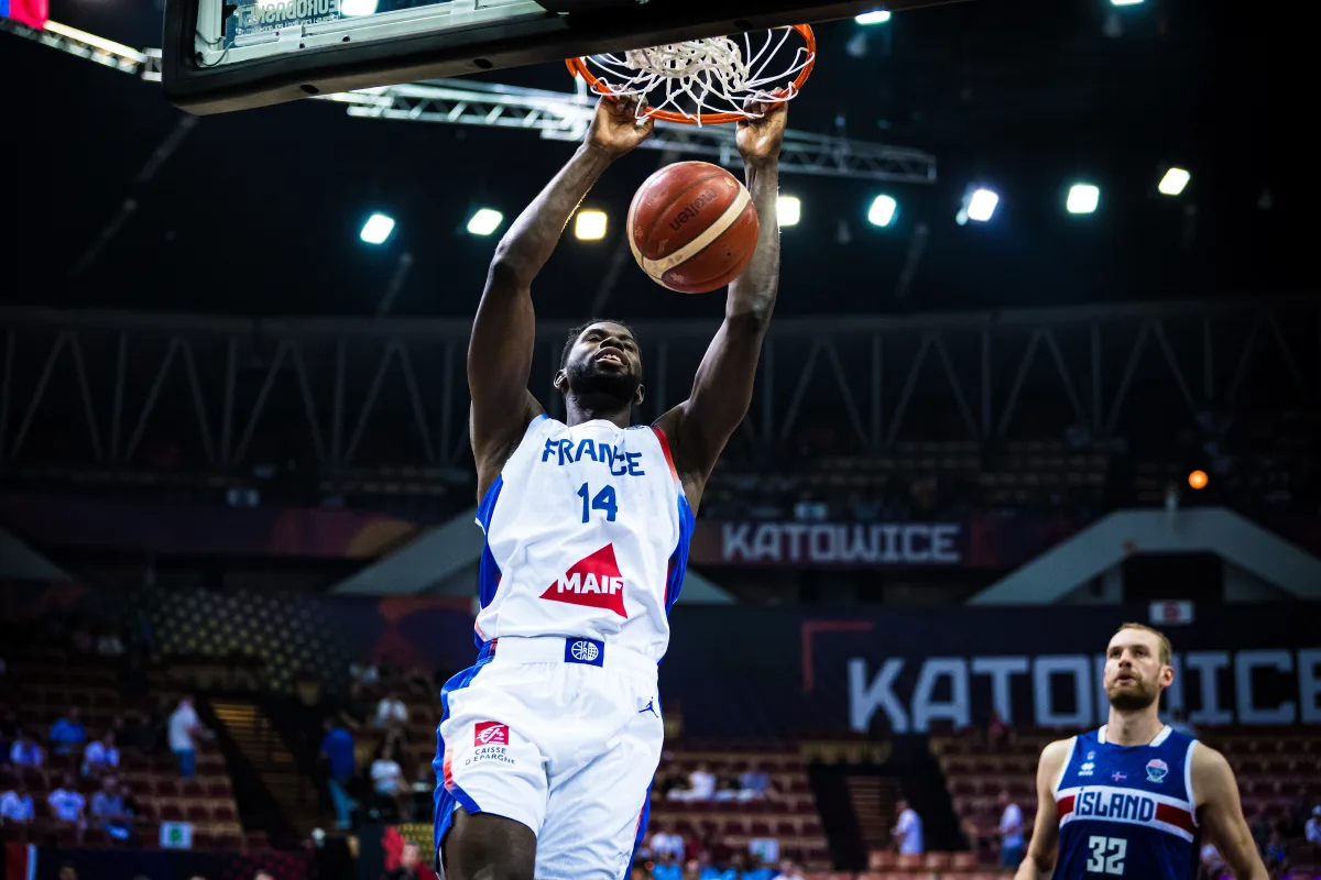 Mam Jaiteh (France) contre l'Islande lors de l'Euro 2025 (crédit photo : FIBA)