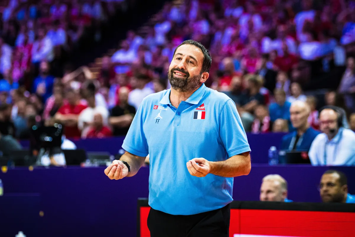 Freddy Fauthoux, le sélectionneur de l'équipe de France, contre la Pologne lors de l'Eurobasket (Crédit photo : FIBA.com)