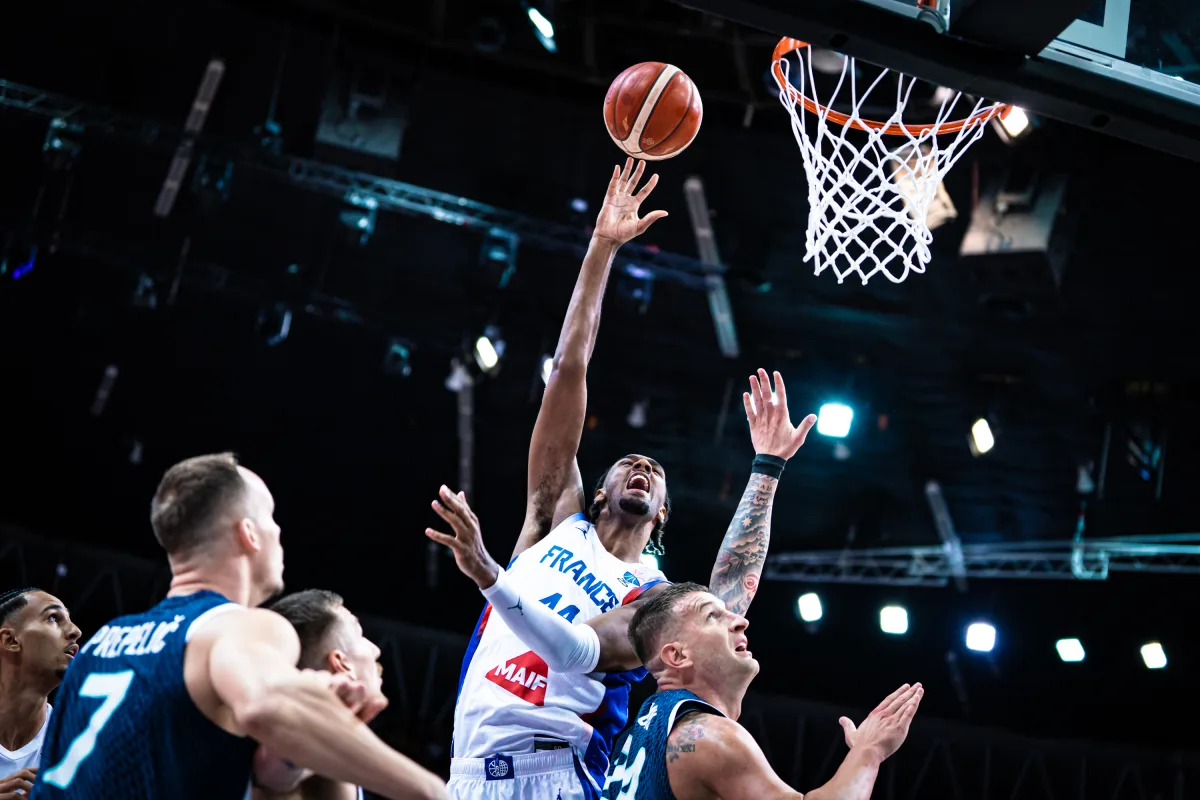 Alex Sarr (France contre la Slovénie) lors de l'Euro 2025 (crédit photo : FIBA)