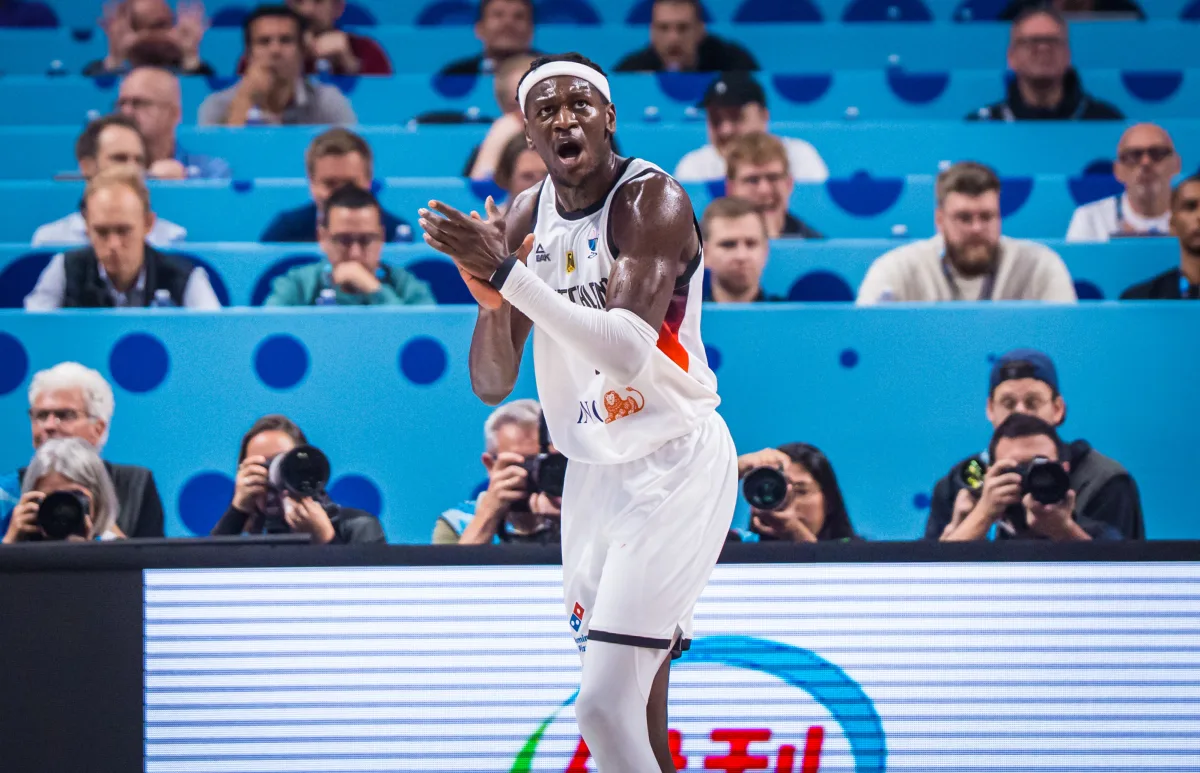 Isaac Bonga (Allemagne) contre la Finlande lors de l'EuroBasket 2025 (crédit photo : FIBA)