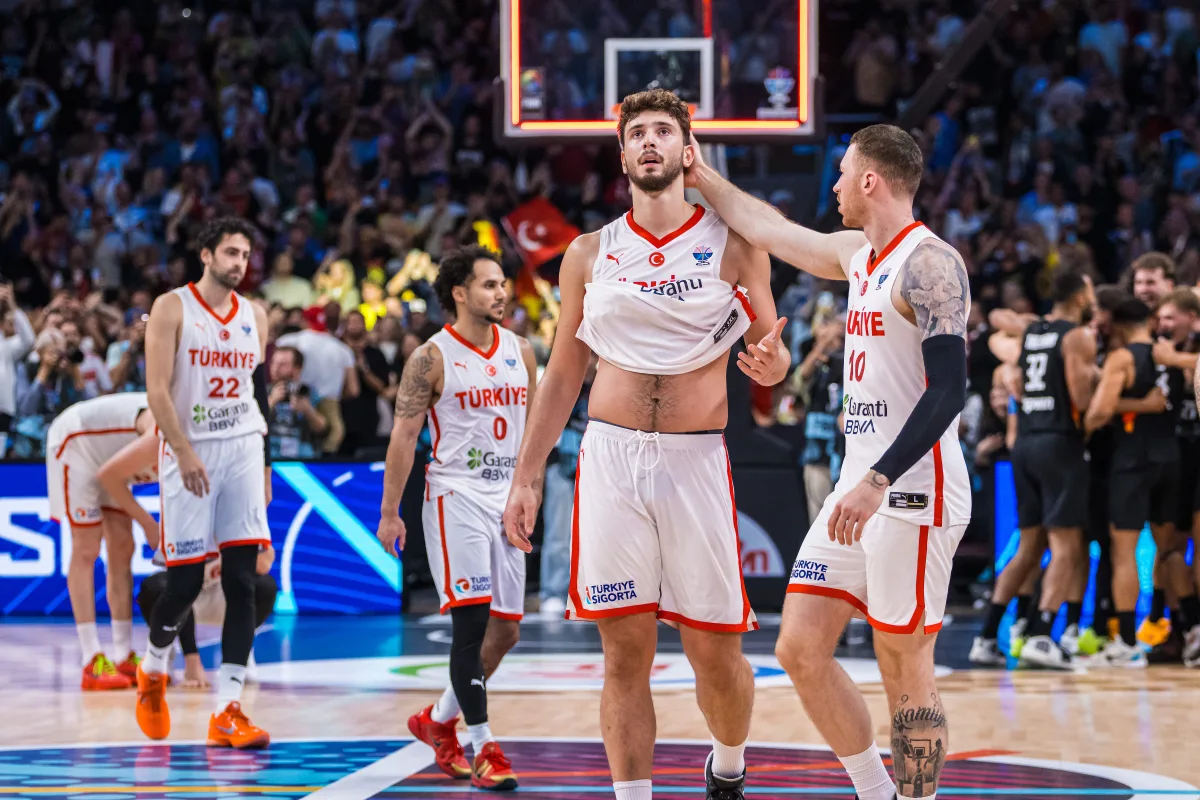 Alperen Sengun après la défaite de la Turquie en finale de l'Eurobasket (crédit photo : FIBA)