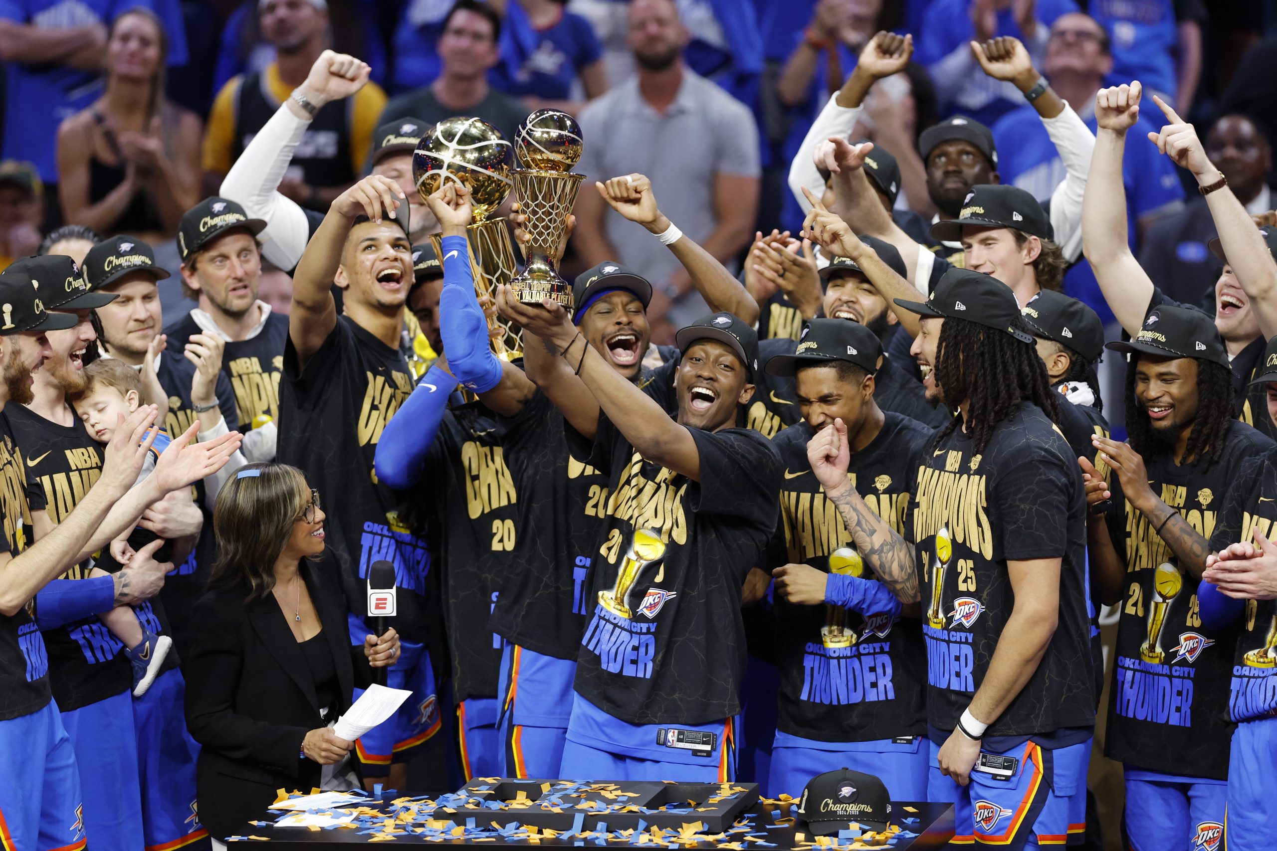 Oklahoma City Thunder champions NBA 2025 célébrant leur victoire au Paycom Center contre les Indiana Pacersfavoris pour le titre NBA 2026 selon les pronostics