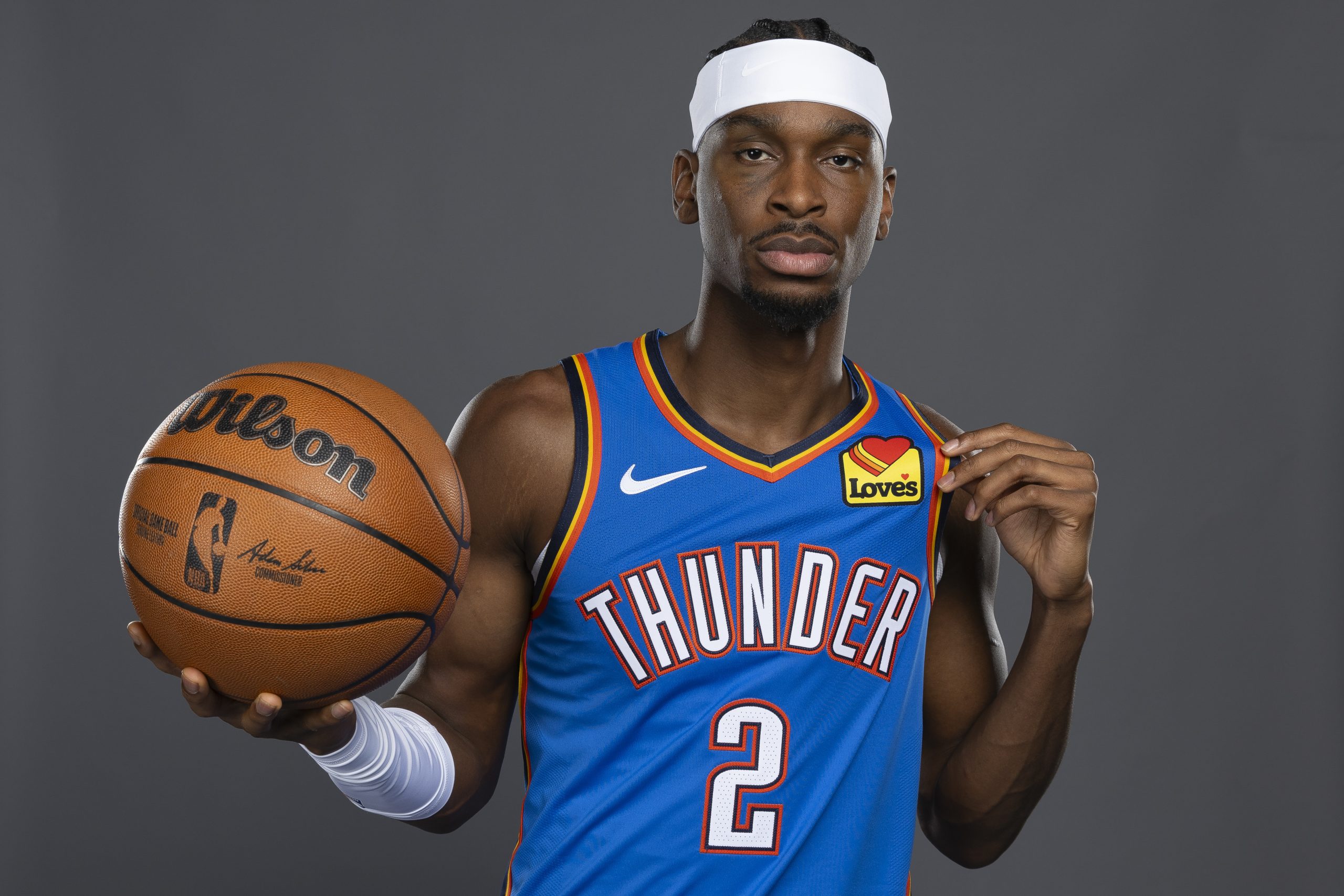 Shai Gilgeous-Alexander des Oklahoma City Thunder lors de la journée médias 2025 au Paycom Centerfavoris des pronostics NBA 2026 pour la Conférence Ouest