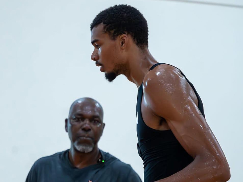 Victor Wembanyama avec Hakeem Olajuwon