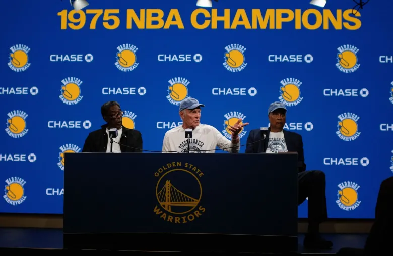 Rick Barry et les Warriors titrés en 1975