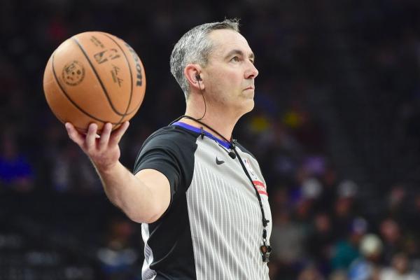 Les arbitres désormais munis d'une oreillette en NBA
