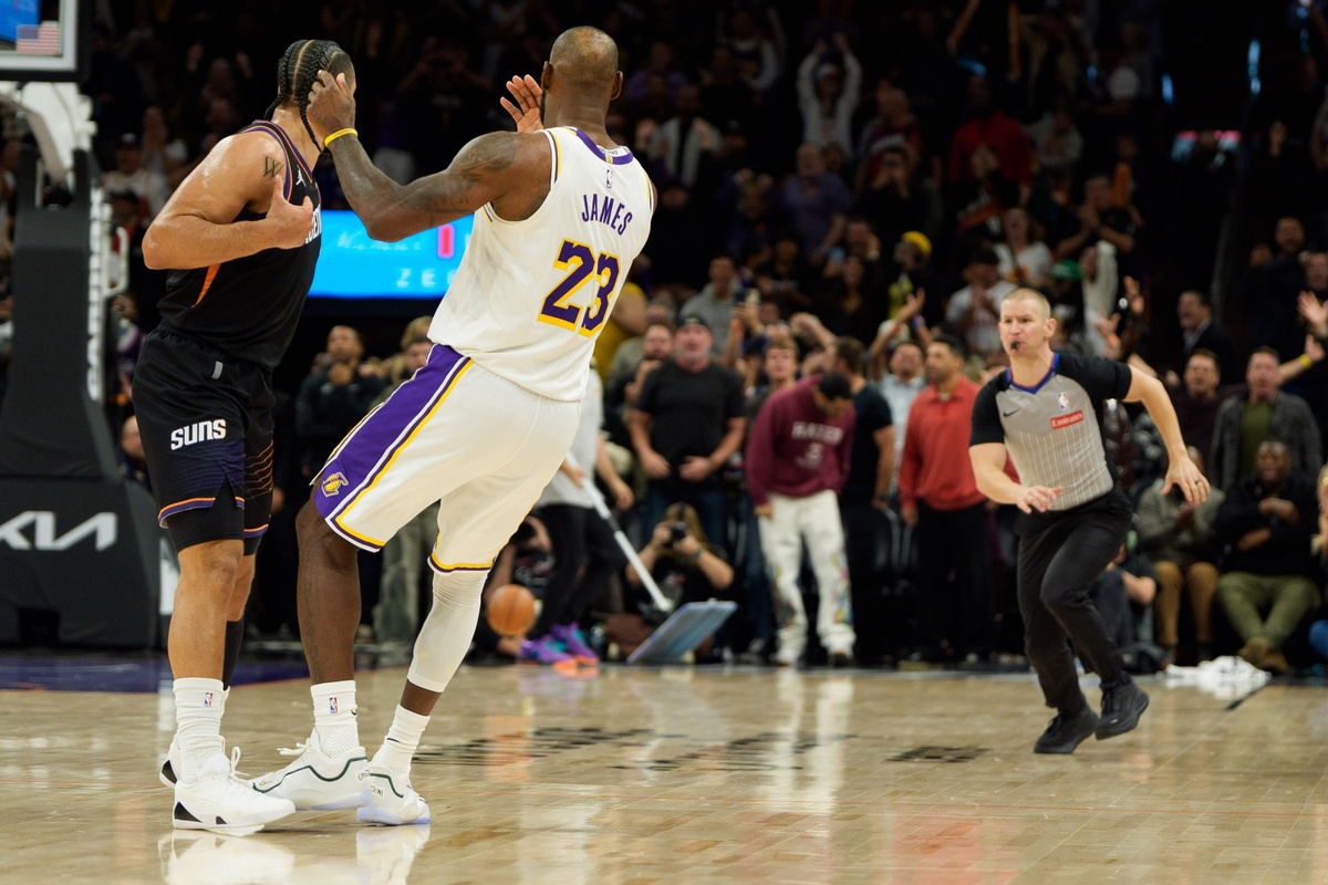 LeBron James et Dillon Brooks