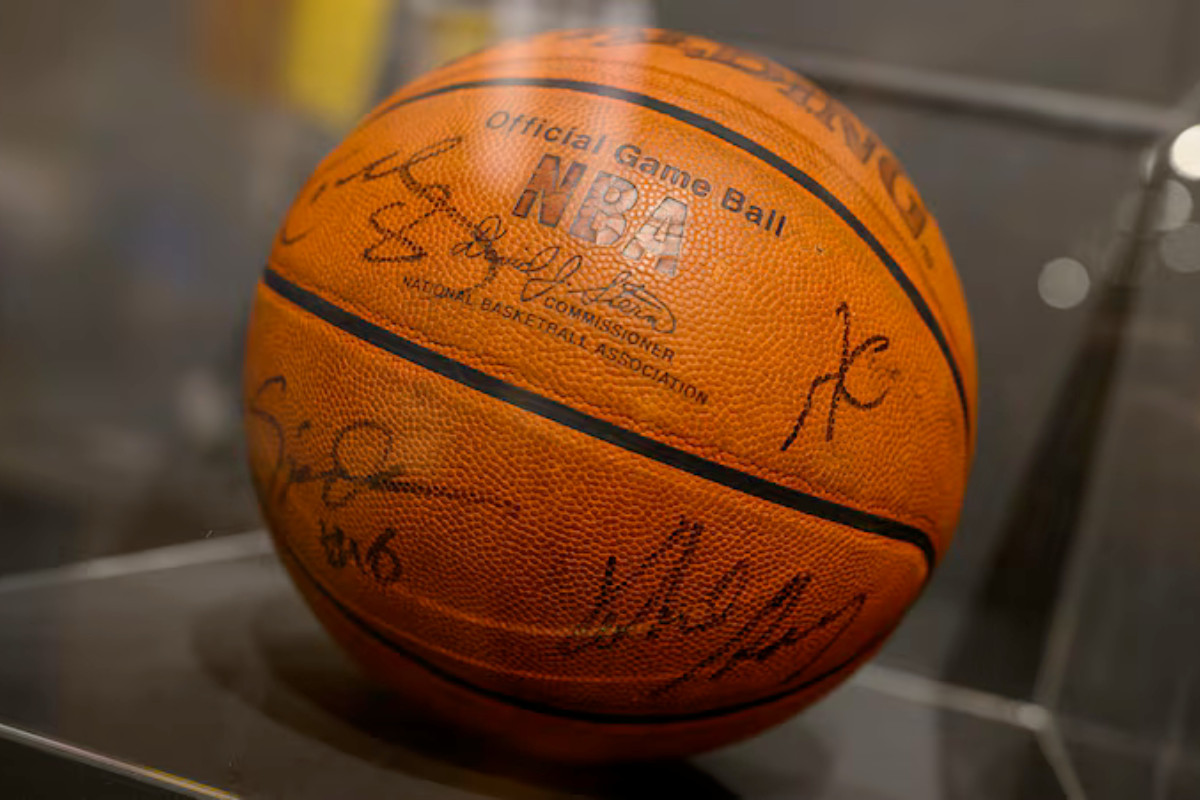 Le ballon du duo Kobe/Shaq vendu aux enchères