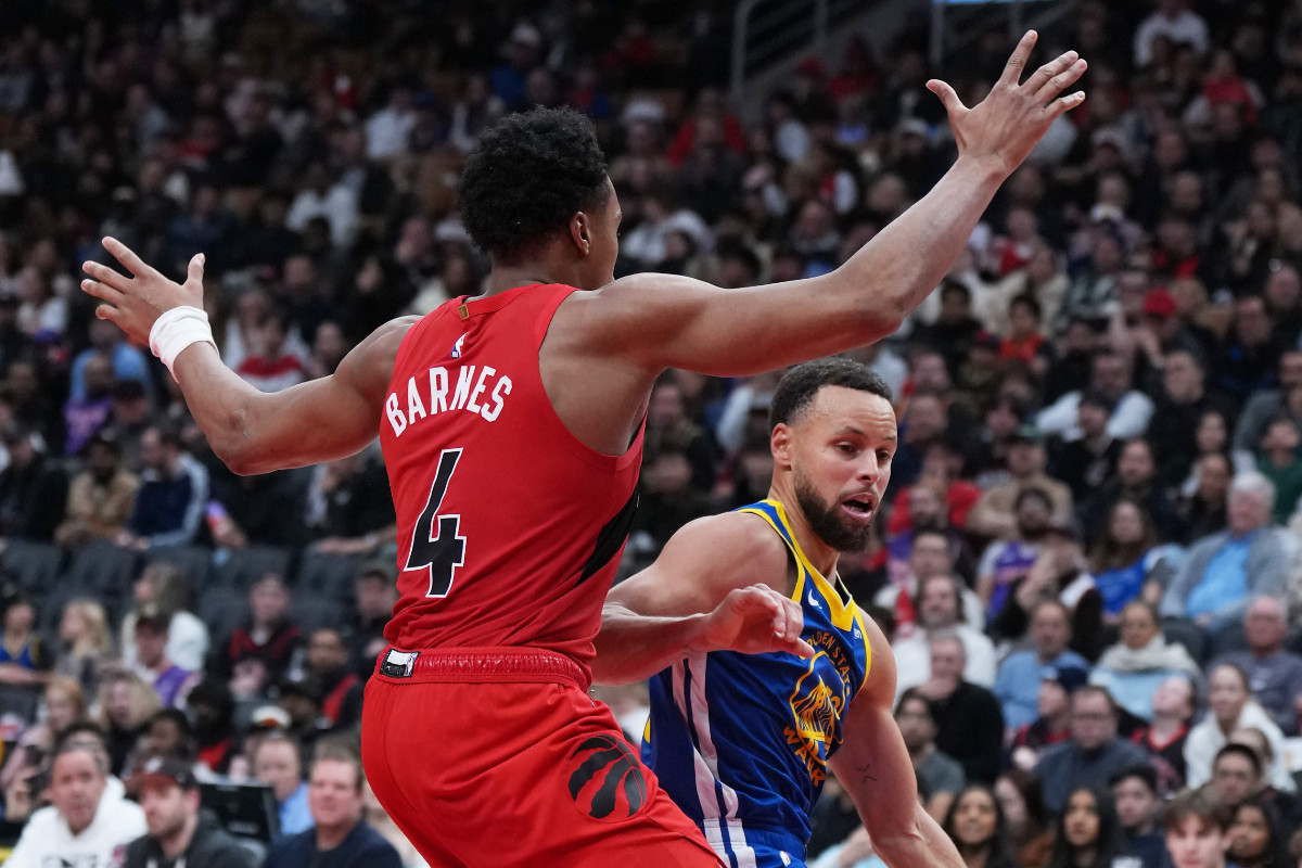 Stephen Curry face à Scottie Barnes