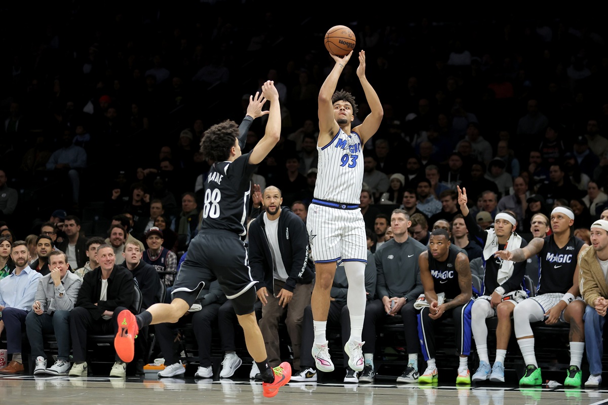 Noah Penda (Magic) contre les Nets