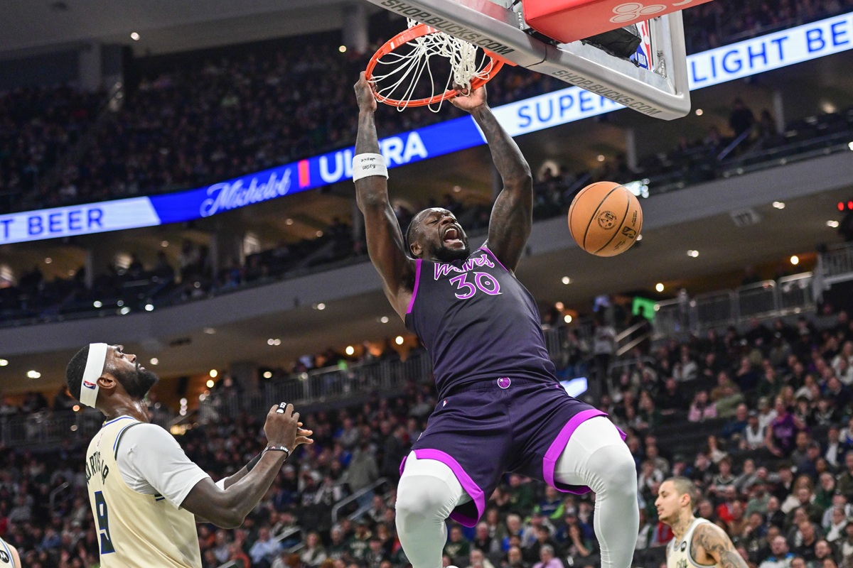 Julius Randle (Wolves) contre les Bucks