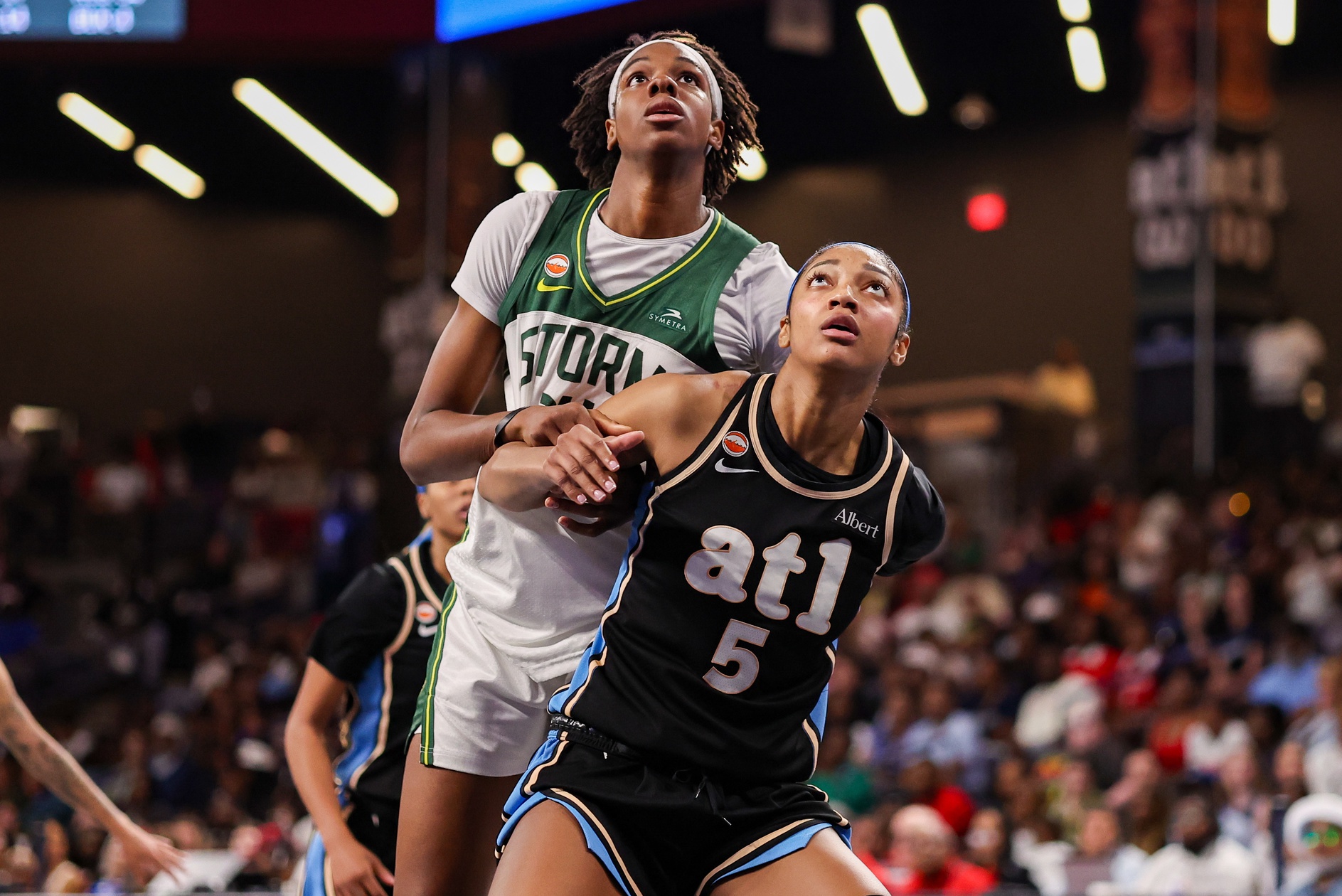 Angel Reese remporte son duel face à Dominique Malonga